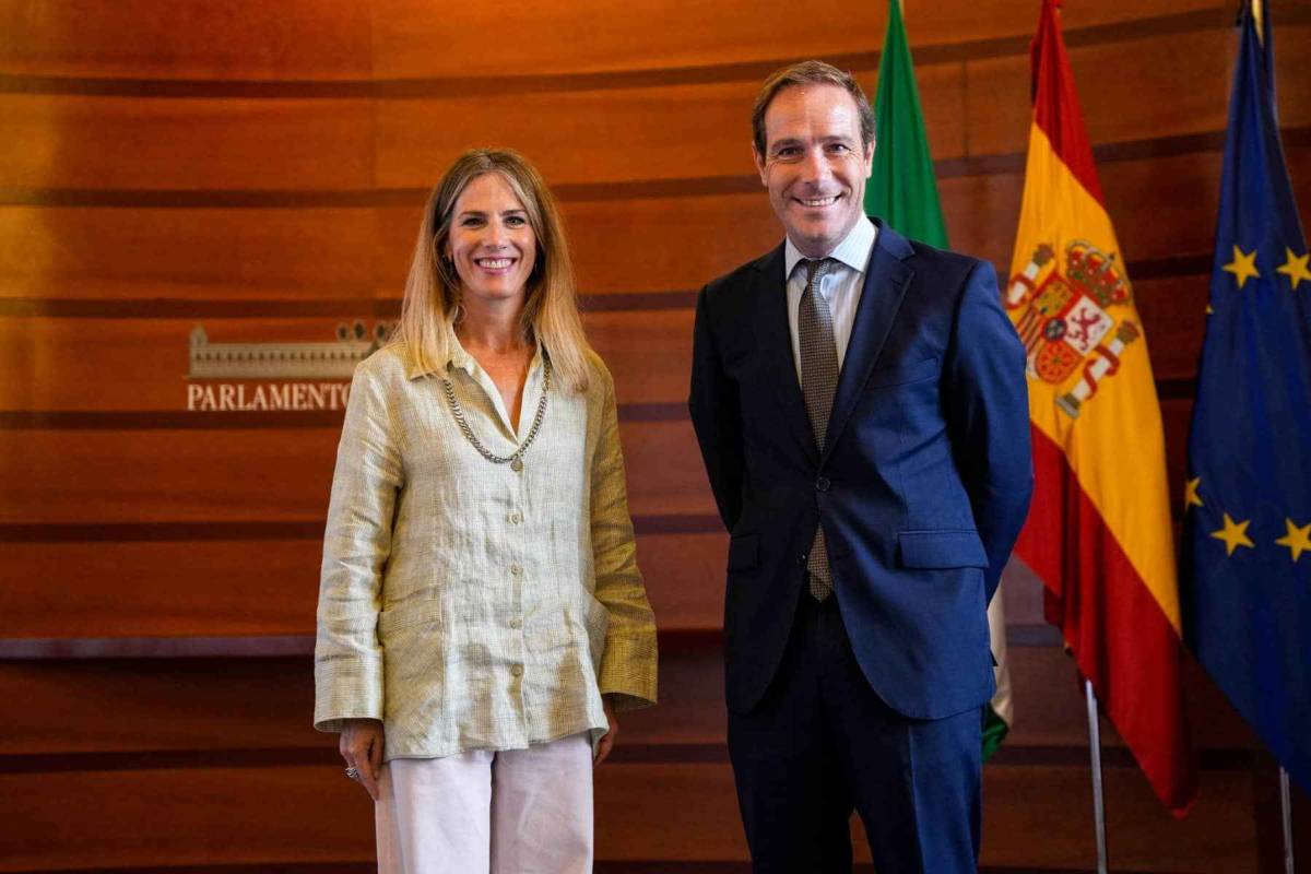 Ana Mestre, junto a Javier Cortés, portavoz parlamentario de Vox.
