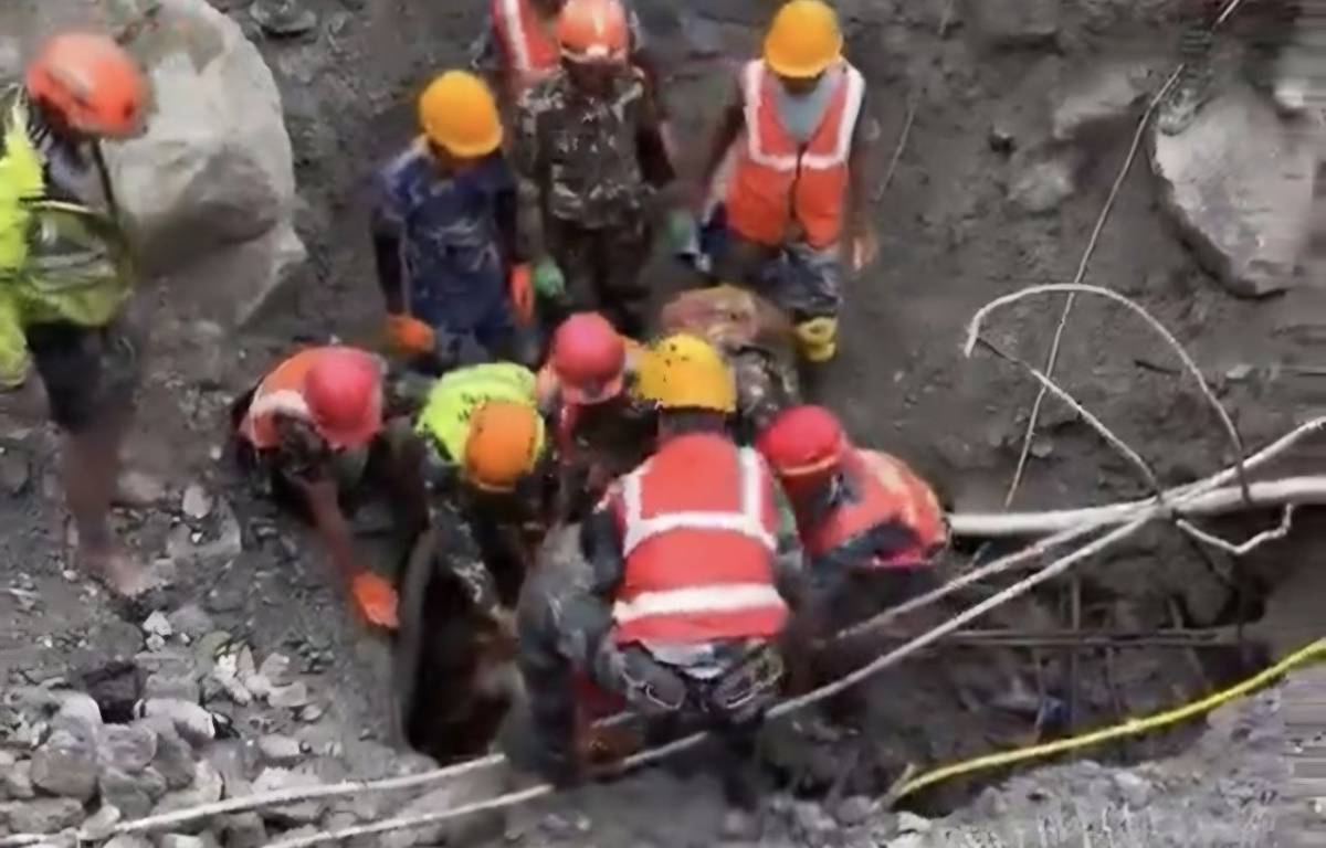 El 'milagro' en Nepal: encuentran con vida a dos trabajadores que estaban sepultados diez días después de la riada