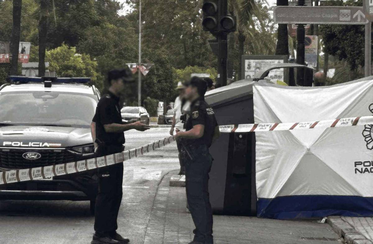 Dos agentes de la Policía Nacional, en el lugar del suceso. - Dos agentes de la Policía Nacional, en el lugar del suceso.