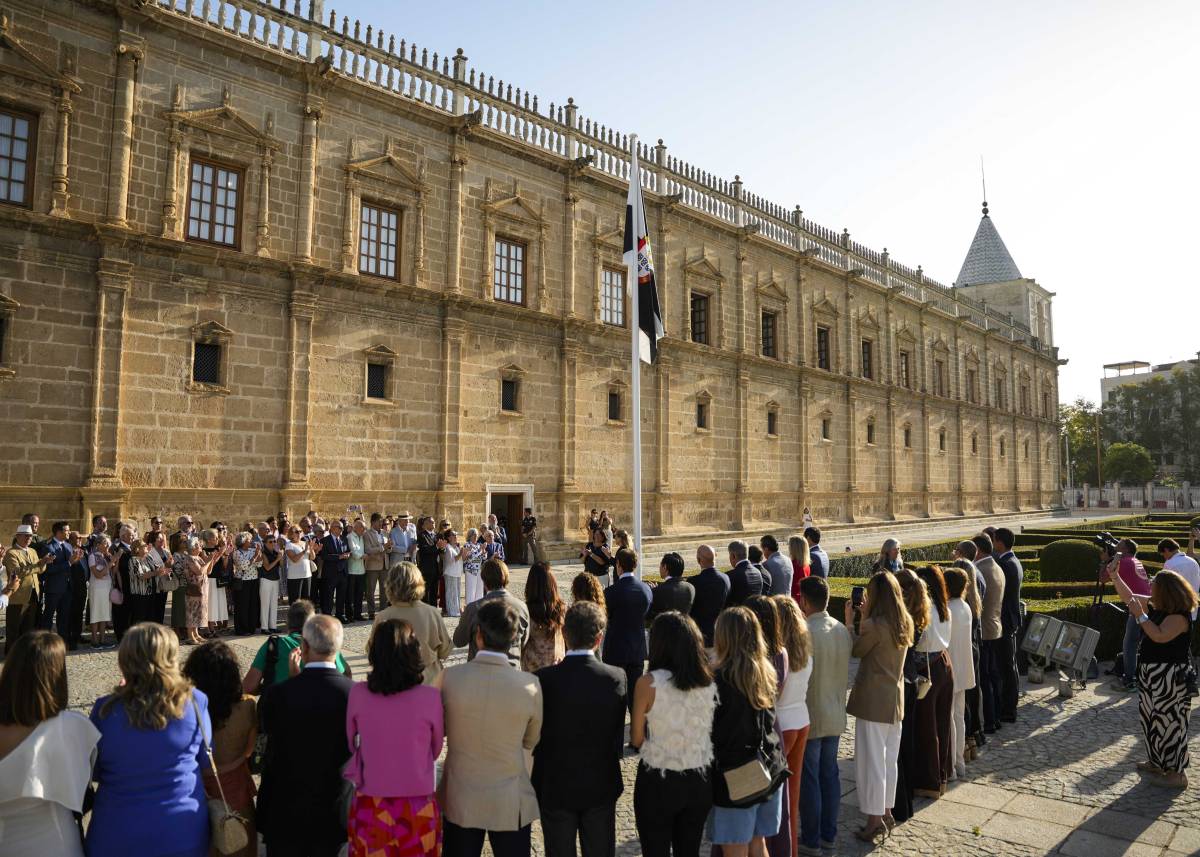 Izada de la bandera de Ceuta en el Parlamento, el pasado 2 de septiembre. - Izada de la bandera de Ceuta en el Parlamento, el pasado 2 de septiembre.