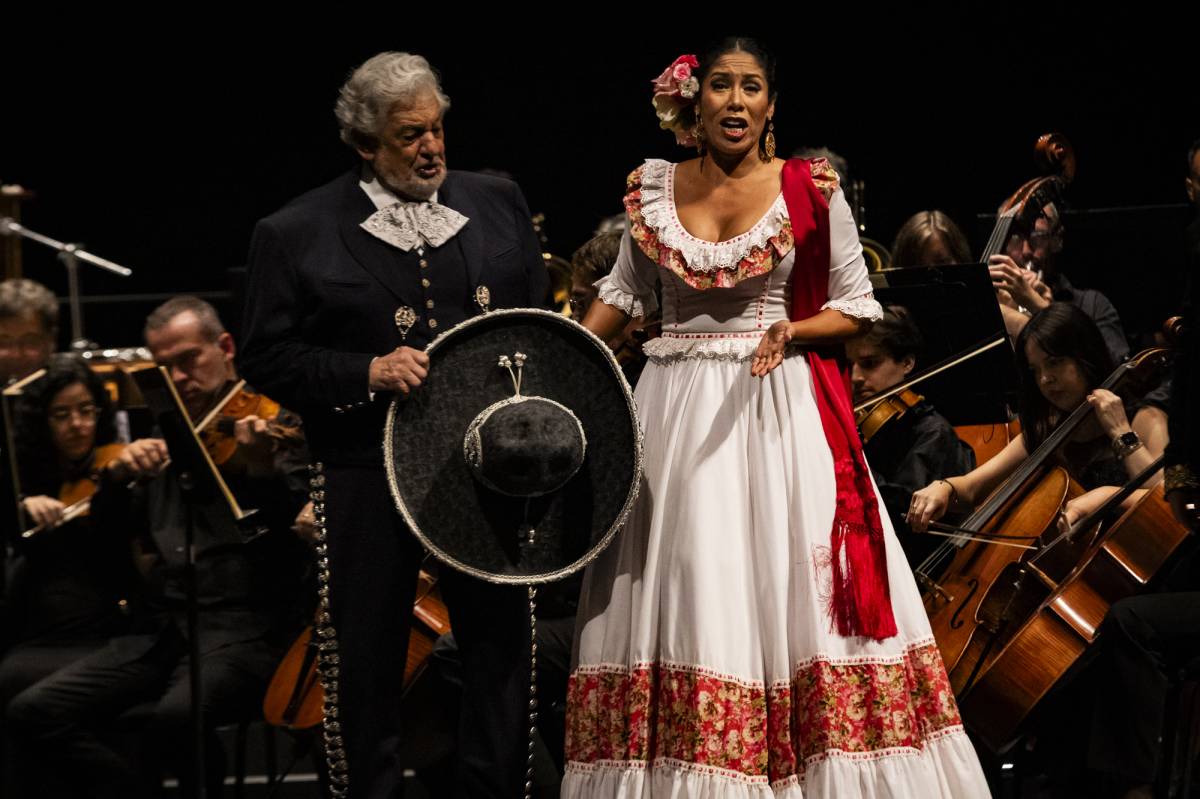El cantante madrileño junto a una de las invitadas de la noche.