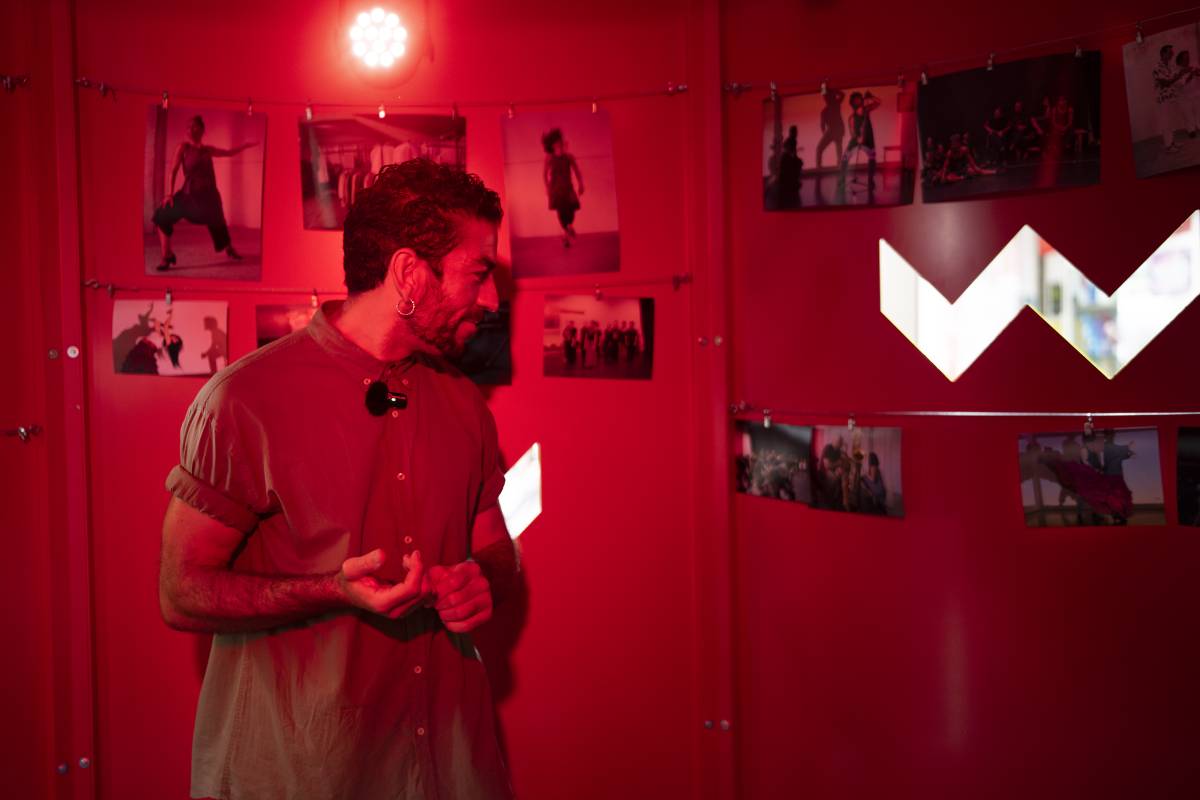 David Coria, entre las fotos que componen la 'Sala de Revelado' de la Bienal de Flamenco de Sevilla