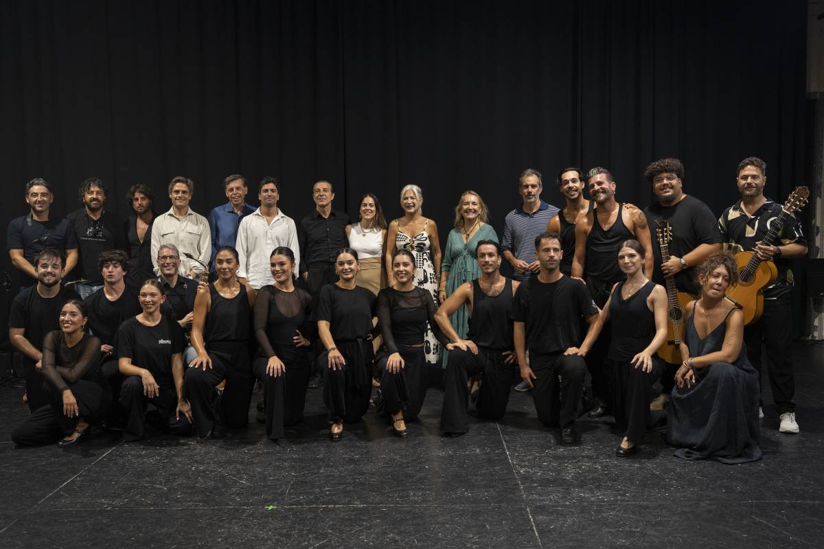 Foto de familia tras la presentación del adelanto de la gala 'El mundo por montera' de la Bienal de Flamenco de Sevilla.