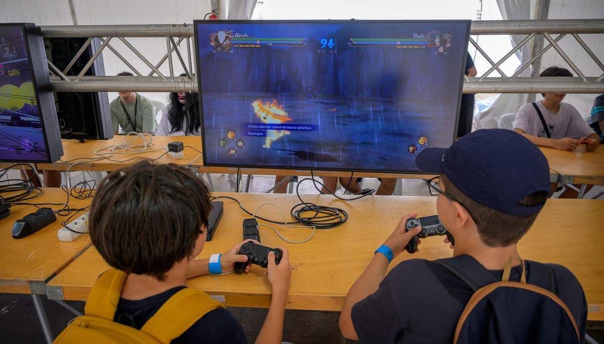 Jóvenes jugando con videojuegos - Jóvenes jugando con videojuegos