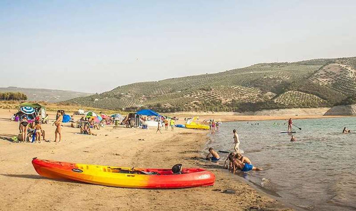 La playa de interior de Andalucía entre olivos que tiene hasta zona de baño para perros