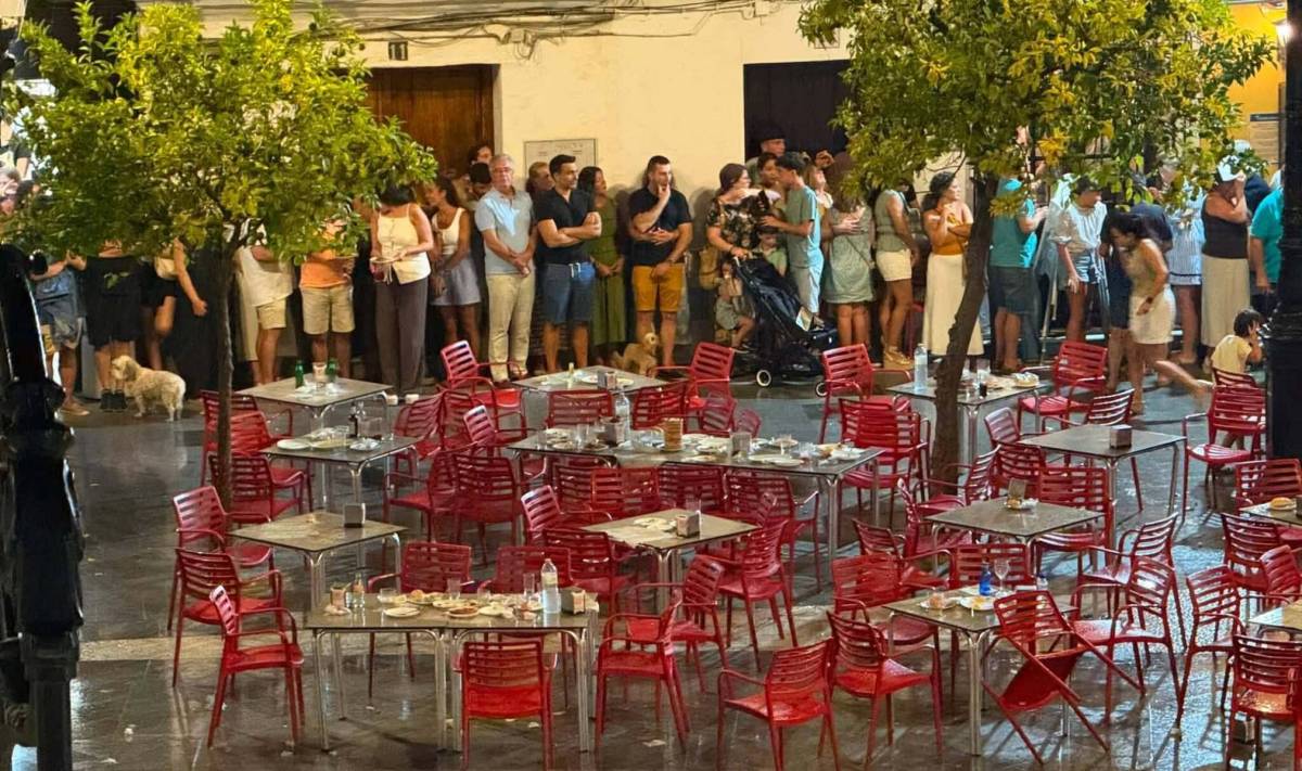 Vecinos sorprendidos por la lluvia en Sanlúcar