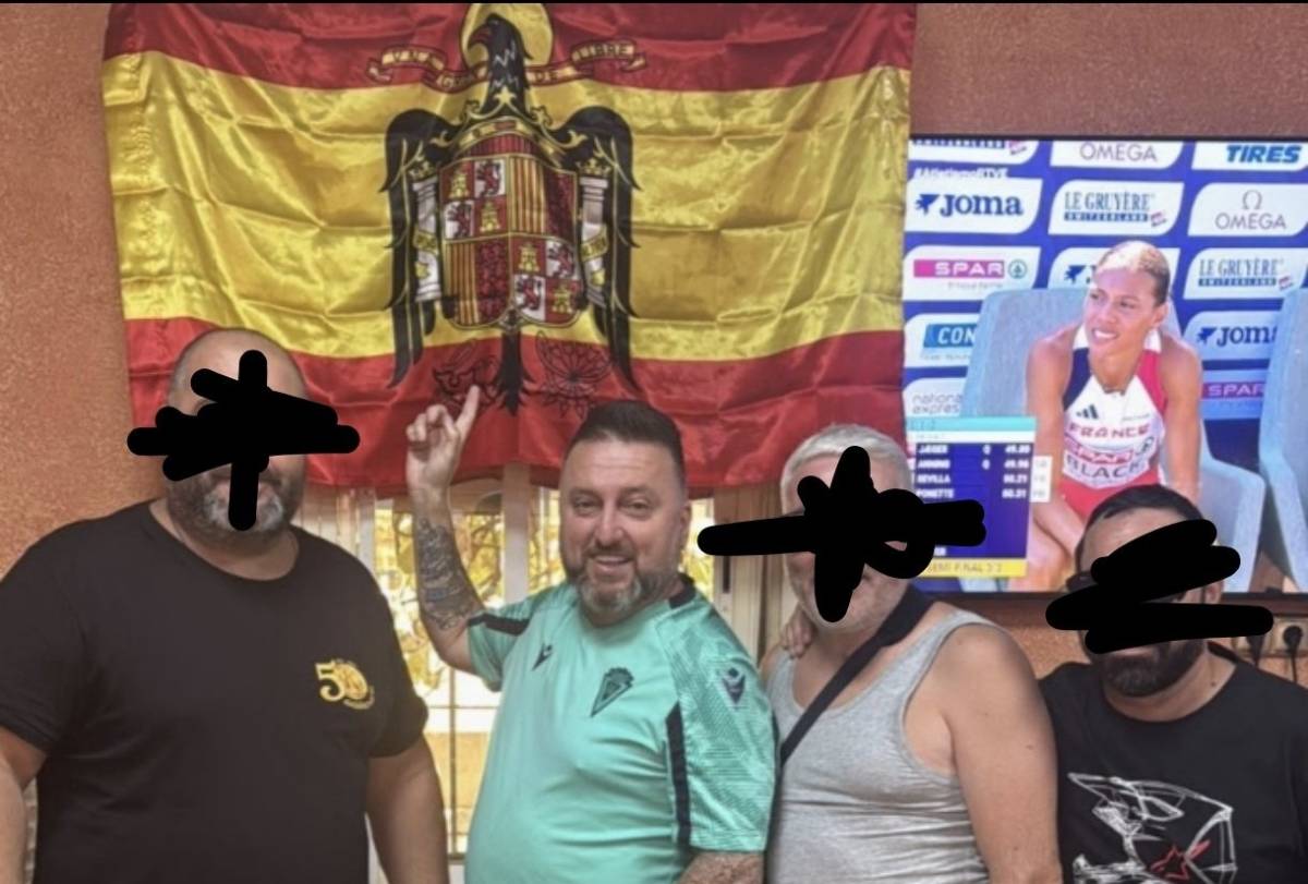 El humorista Toni Rodríguez lanza un comunicado tras su foto con una bandera franquista: 