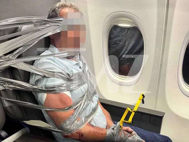 Imagen inédita en un avión: inmovilizan con cinta americana a un pasajero que no paraba de insultar y molestar