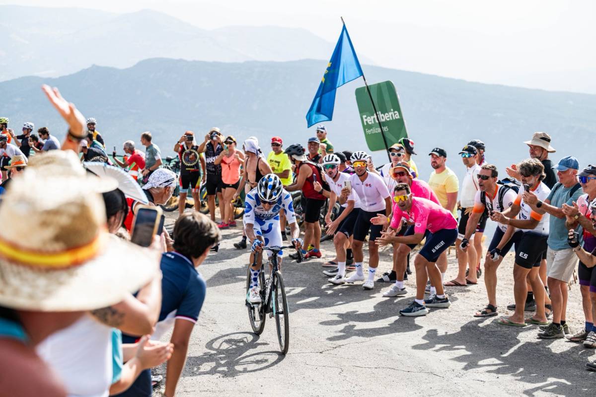 El asfixiante calor en Andalucía golpea a LaVuelta y obliga a recortar la etapa de Córdoba