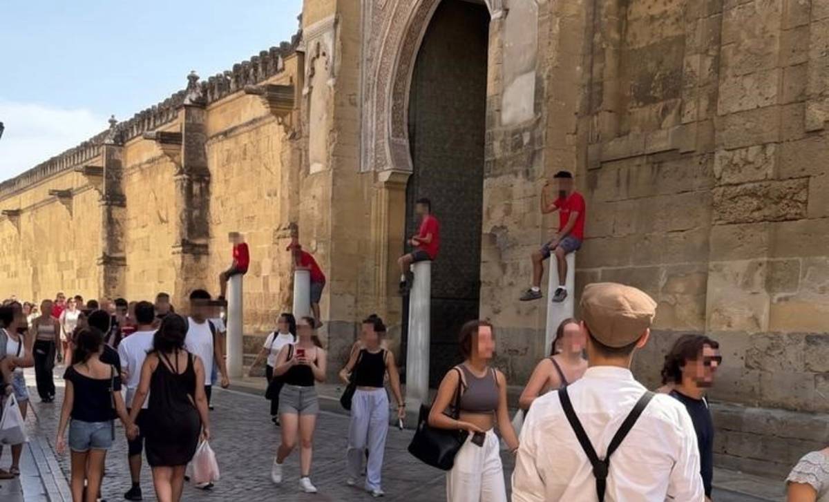 Vandalismo en la Mezquita de Córdoba: cuatro jóvenes se suben a las columnas de mármol de uno de los laterales