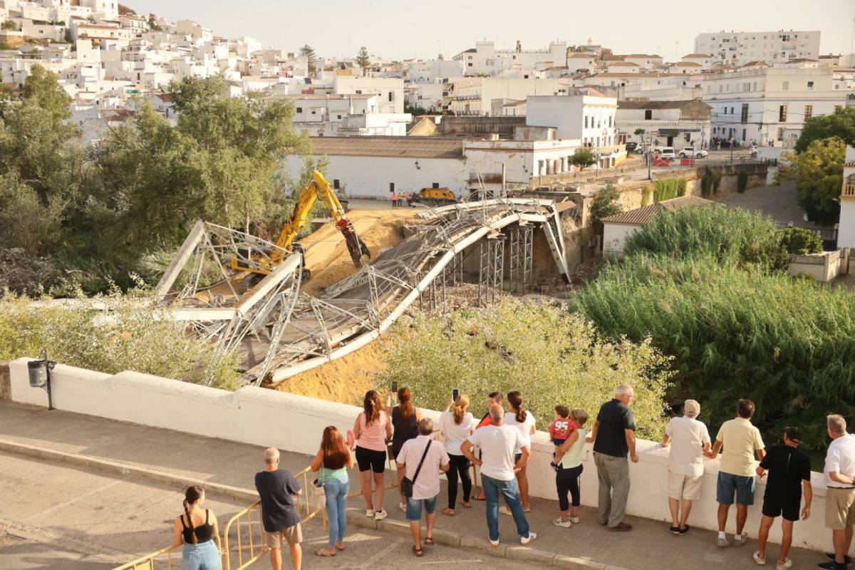 El Puente de San Miguel ya es historia: así ha sido la demolición de uno de los iconos del Barrio Bajo de Arcos