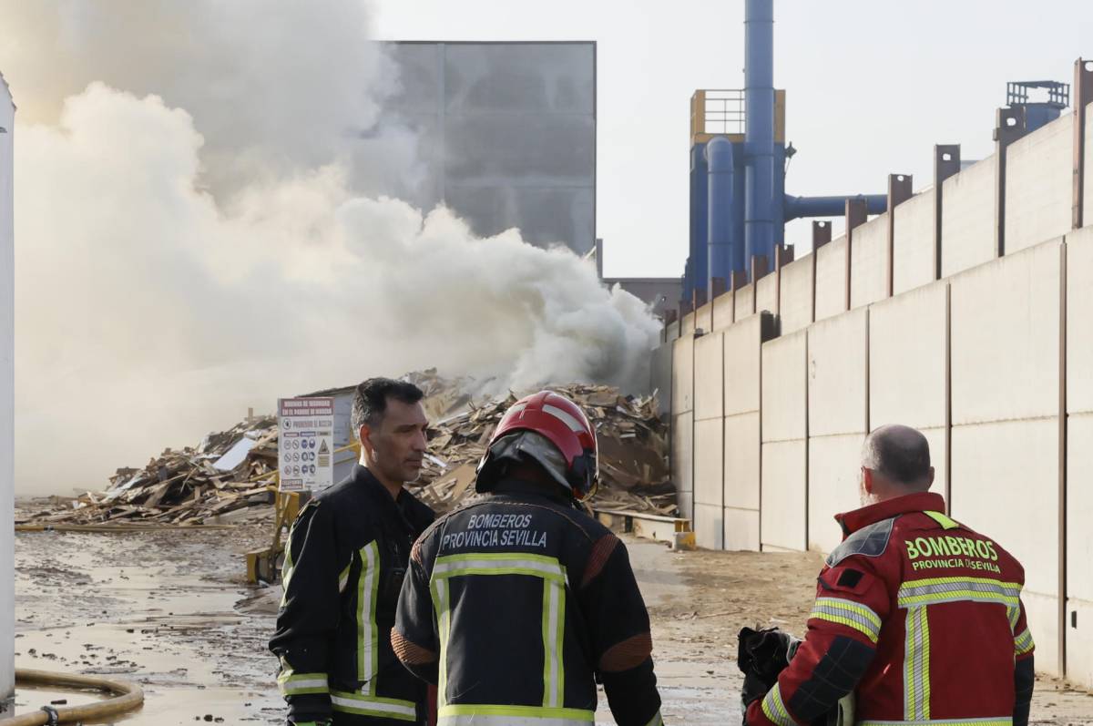Casi 30 bomberos de seis parques de la provincia luchan contra las llamas en el polígono de Alcalá: preocupa una planta de reciclaje cercana