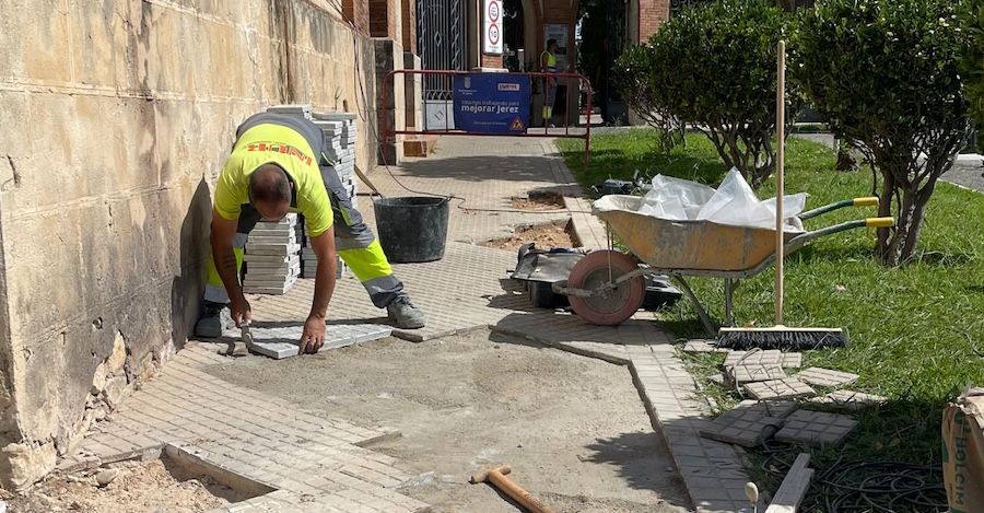 Arreglan el acerado del entorno del cementerio de Jerez