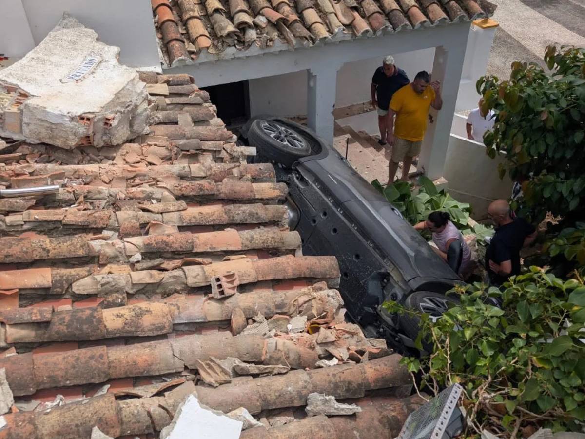 Un coche acelera marcha atrás en vez de frenar y 'vuela' hasta el patio de un hotel de Mijas tras estrellarse con un muro