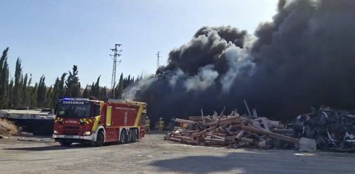 Incendio en una planta de reciclaje de Granada: los Tedax analizan el humo por si hay sustancias perjudiciales