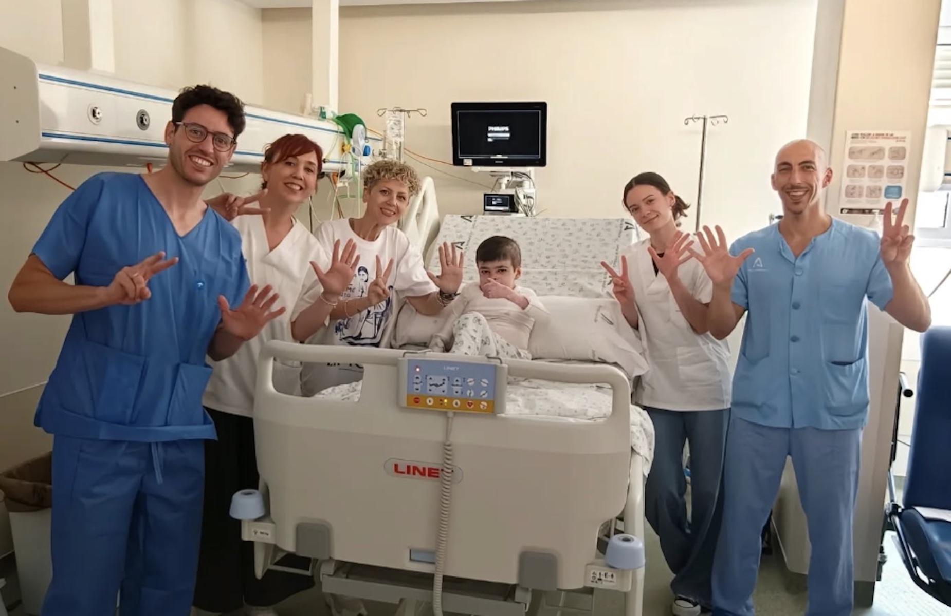 Leo junto a su equipo médico y su madre. - Leo junto a su equipo médico y su madre.