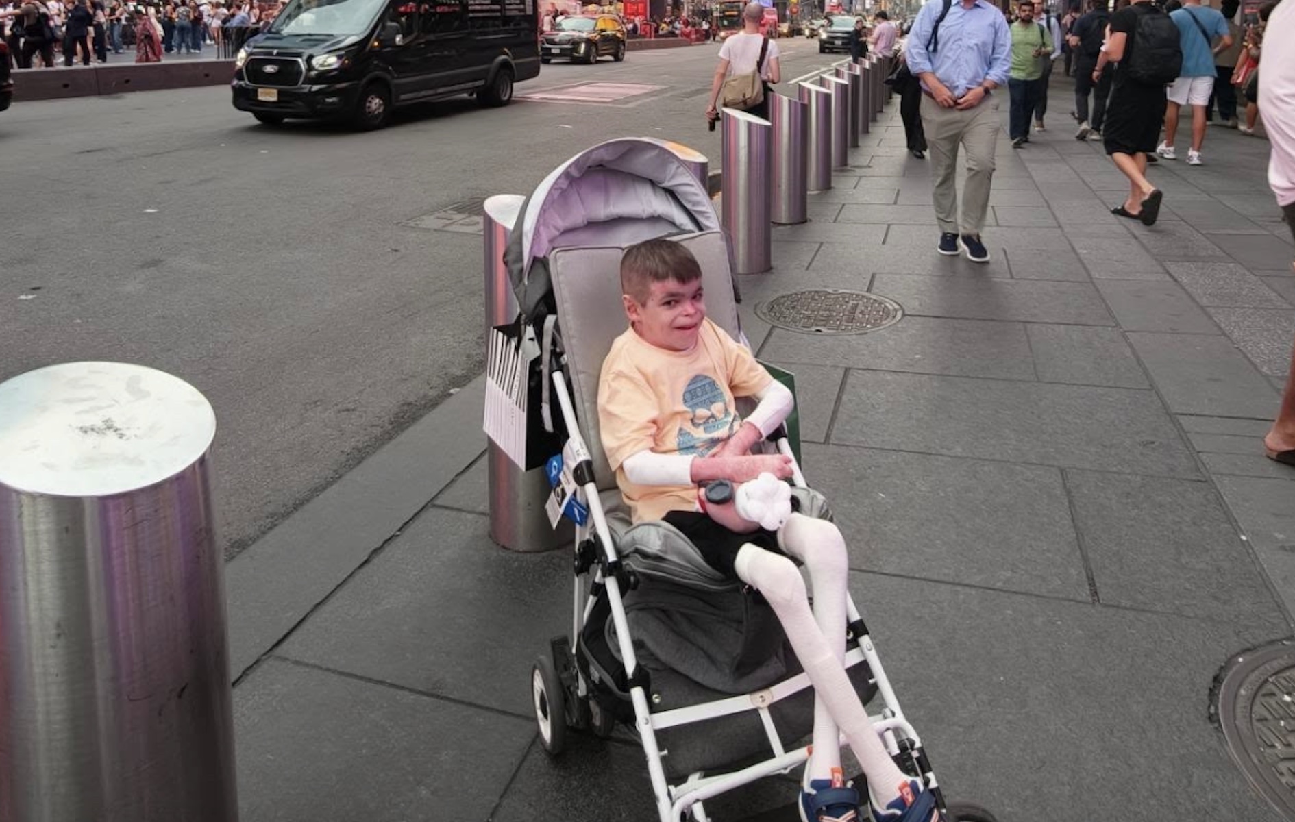 Leo disfrutando de un viaje gracias al tratamiento que Sanidad no va a financiar. - Leo disfrutando de un viaje gracias al tratamiento que Sanidad no va a financiar.
