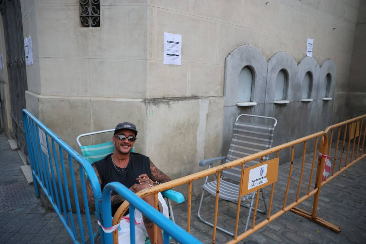 Con sillita de playa y mucha paciencia: Gregorio, más de 15 horas haciendo cola en el Villamarta para Así Canta Jerez en Navidad