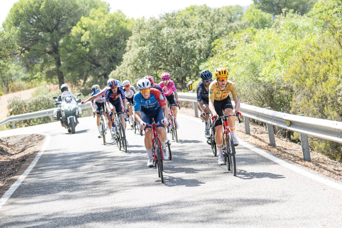 El calor sigue 'apretando' a la espera del deseado 'respiro' de este miércoles: La Vuelta llega a Huelva con 39 grados