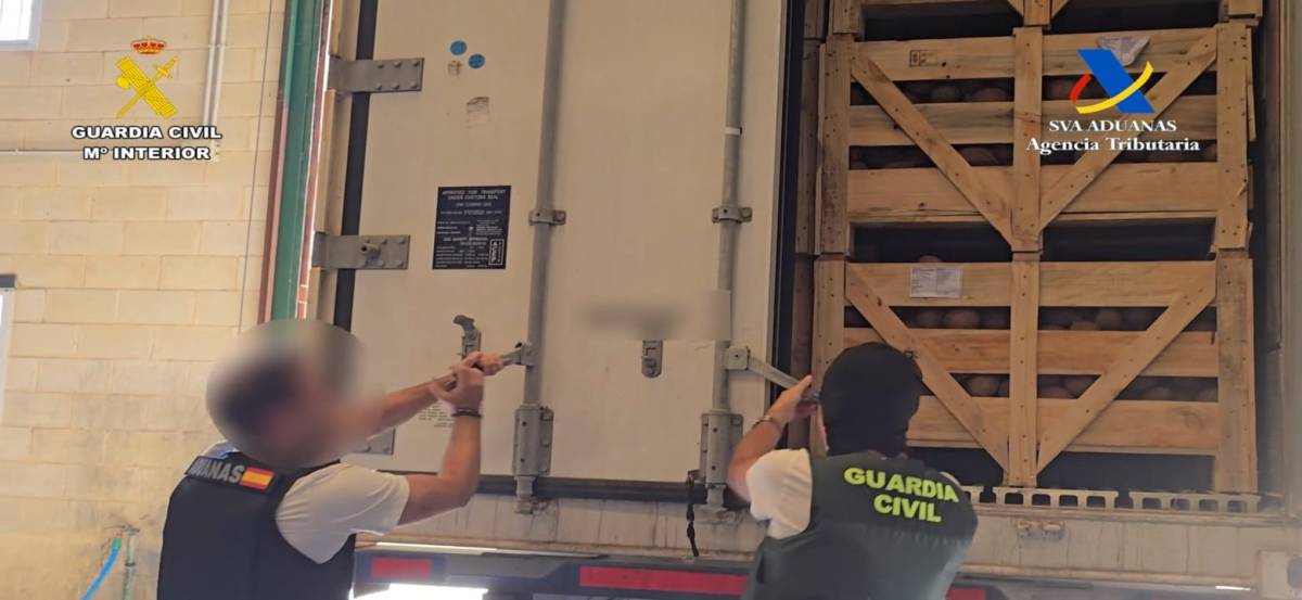 La Guardia Civil en el momento de investigar los palés. - La Guardia Civil en el momento de investigar los palés.