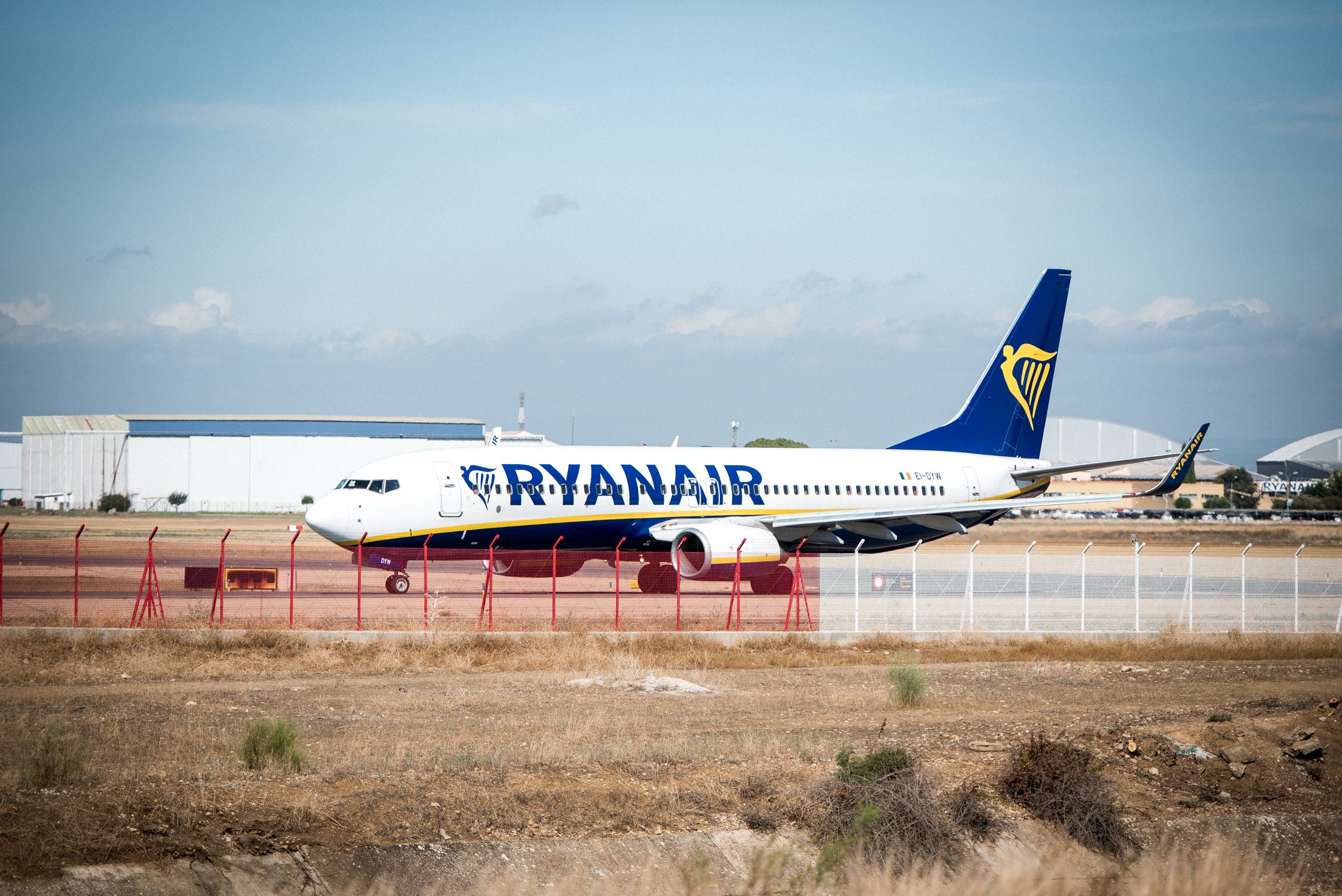 Ryanair desata la polémica en redes con una nueva falta de respeto a los usuarios: "Ve andando a tu destino"