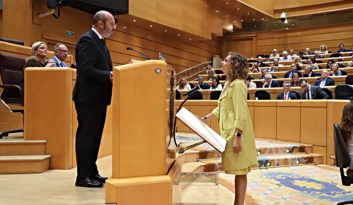 Montero formaliza su regreso a Madrid para ser senadora a la vez que lidera la oposición en Andalucía