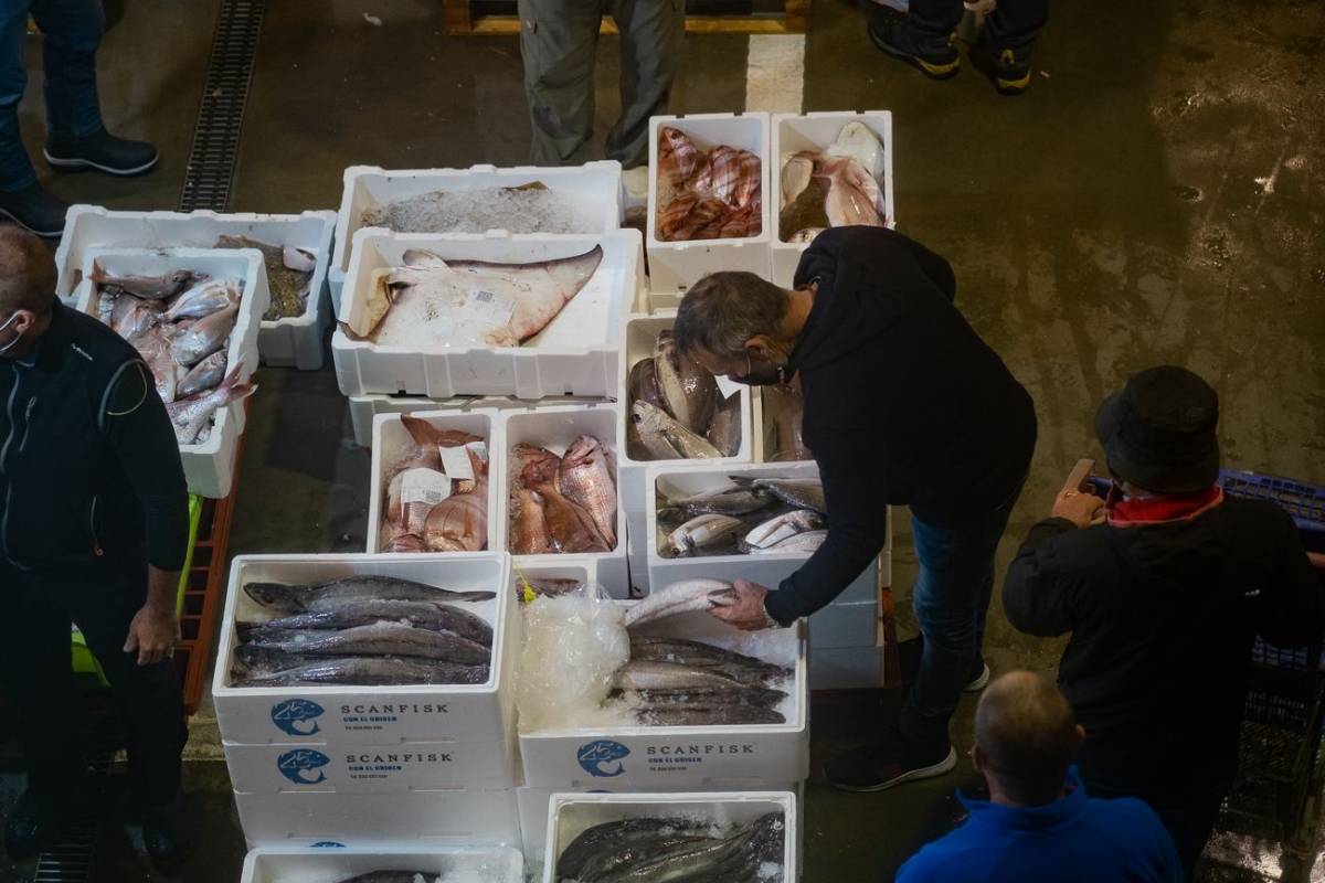 Compradores y vendedores en la lonja de El Puerto. - Compradores y vendedores en la lonja de El Puerto.