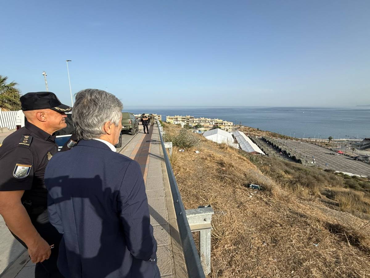 Marlaska, frente a las carpas en Ceuta. - Marlaska, frente a las carpas en Ceuta.