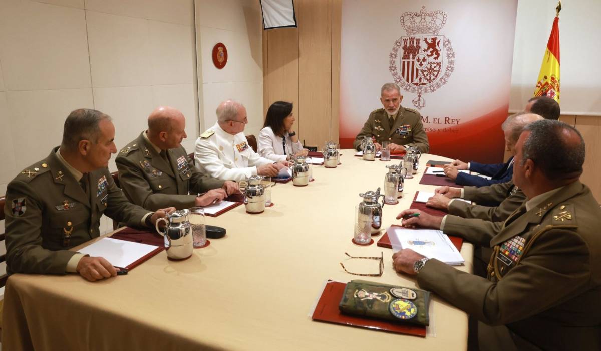 El Rey se reúne con la cúpula militar sobre Ceuta mientras Marlaska dice que los ceutíes tienen una 