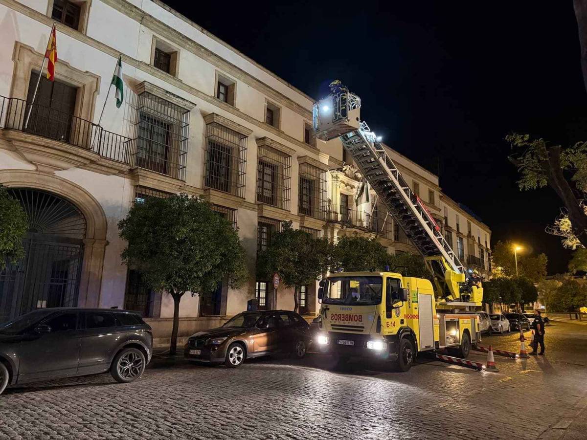 Otra imagen de la intervención de bomberos en la fachada del Hotel RH Jerez Centro. - Otra imagen de la intervención de bomberos en la fachada del Hotel RH Jerez Centro.
