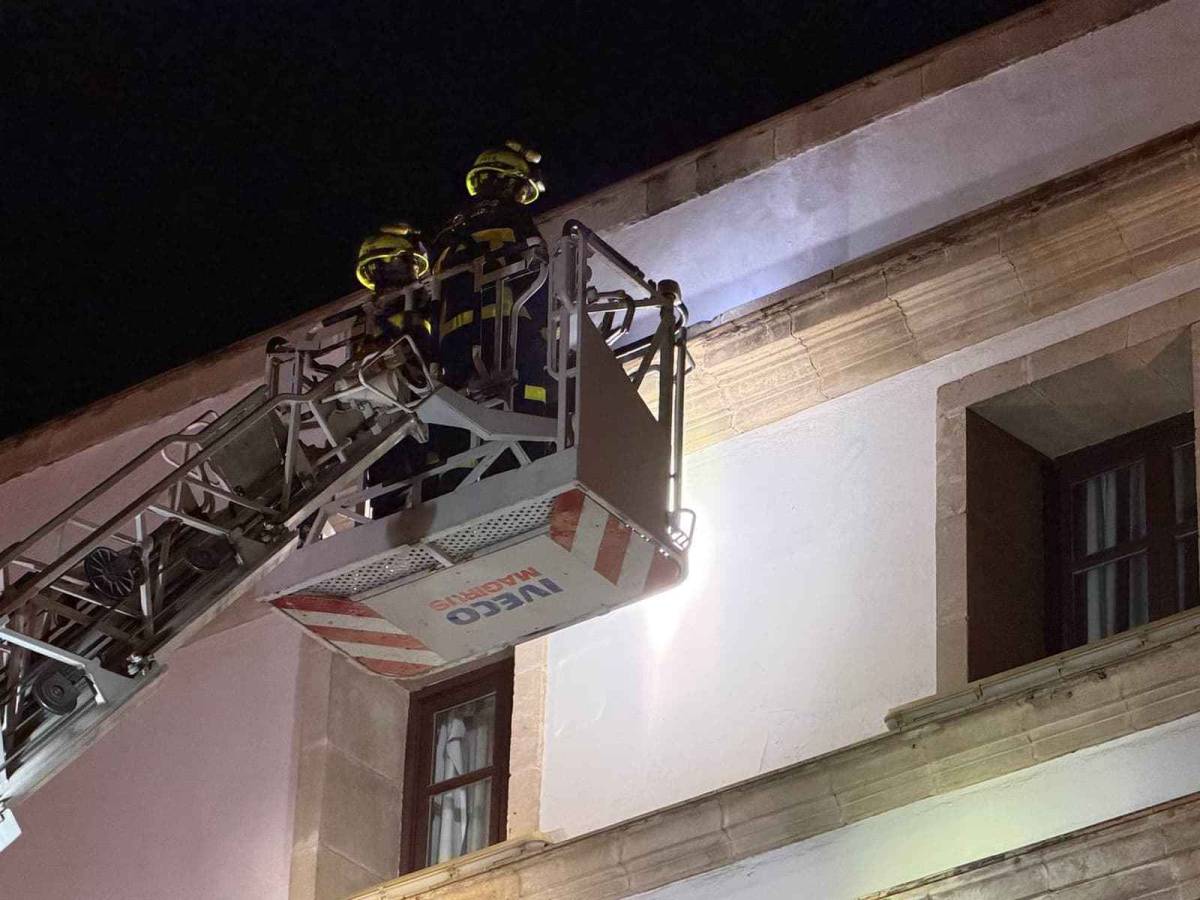 Dos bomberos, interviniendo en la fachada del céntrico hotel jerezano. - Dos bomberos, interviniendo en la fachada del céntrico hotel jerezano.