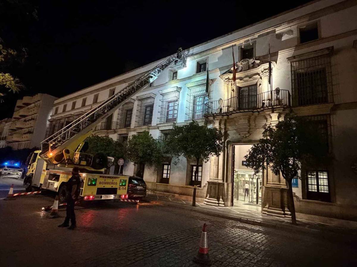 Desprendimiento de cascotes en un hotel del centro de Jerez: bomberos intervienen y la Policía Local acordona la zona