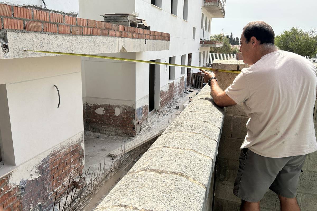 La pesadilla urbanística de un vecino de Sevilla tras levantarse un edificio muy cerca de su casa: 
