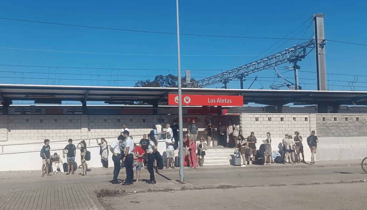 Más de una hora de interrupción en el Cercanías Jerez-Cádiz por un incendio junto al cementerio de Puerto Real