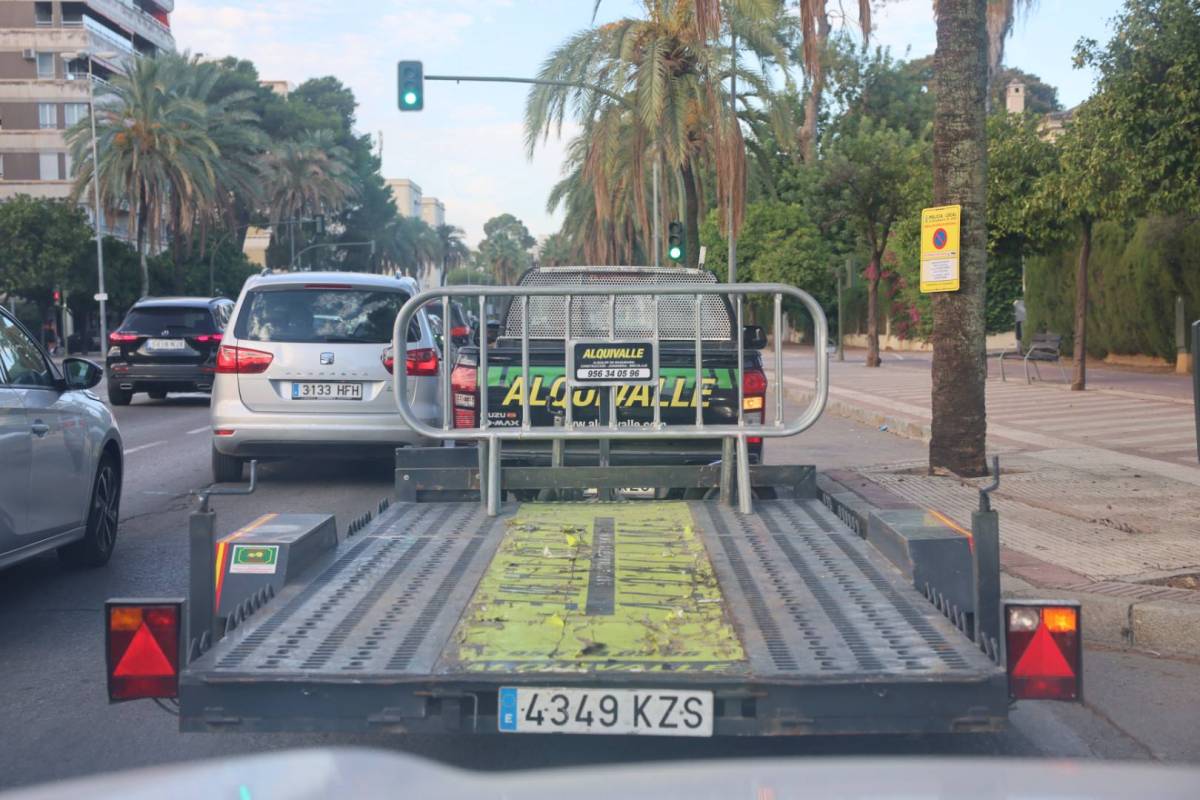 Vehículo de transporte de vallas para limitar la prueba en la avenida Álvaro Domecq. - JUAN CARLOS TORO Vehículo de transporte de vallas para limitar la prueba en la avenida Álvaro Domecq.