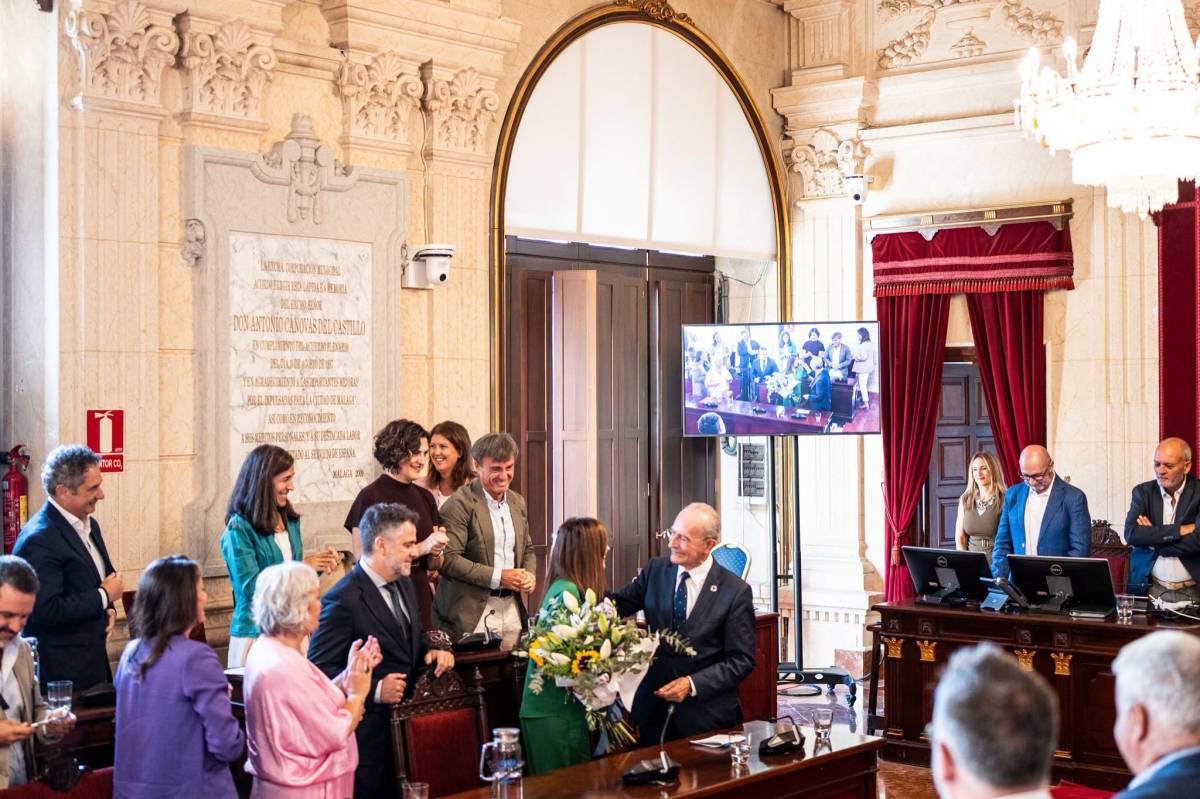 El alcalde de Málaga desvela que una concejala deja la política para ser madre: 