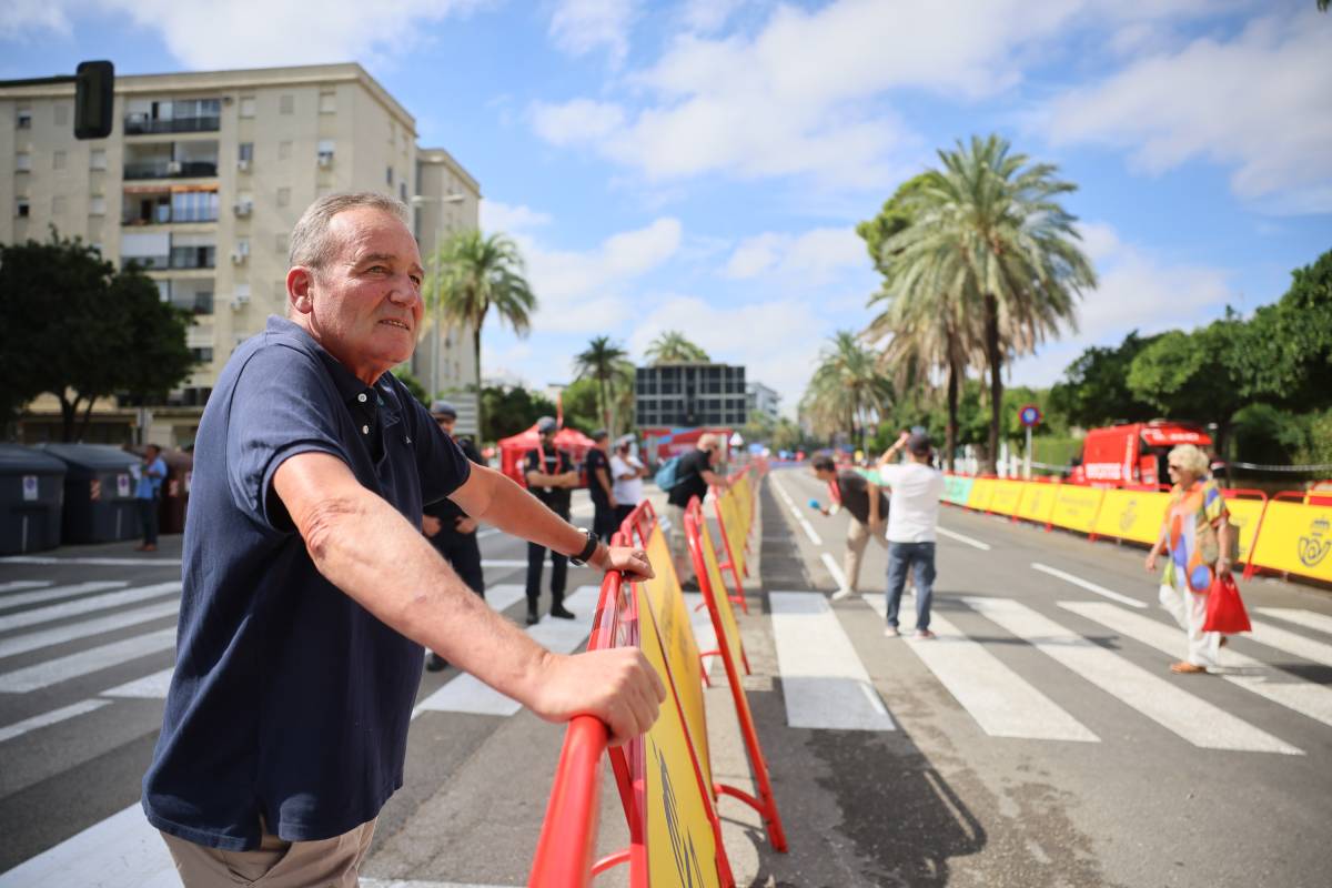 Jerez se echa a la calle por La Vuelta en dos velocidades: los que vienen a disfrutar de las bicicletas y los que sortean cortes y cambios de rutina