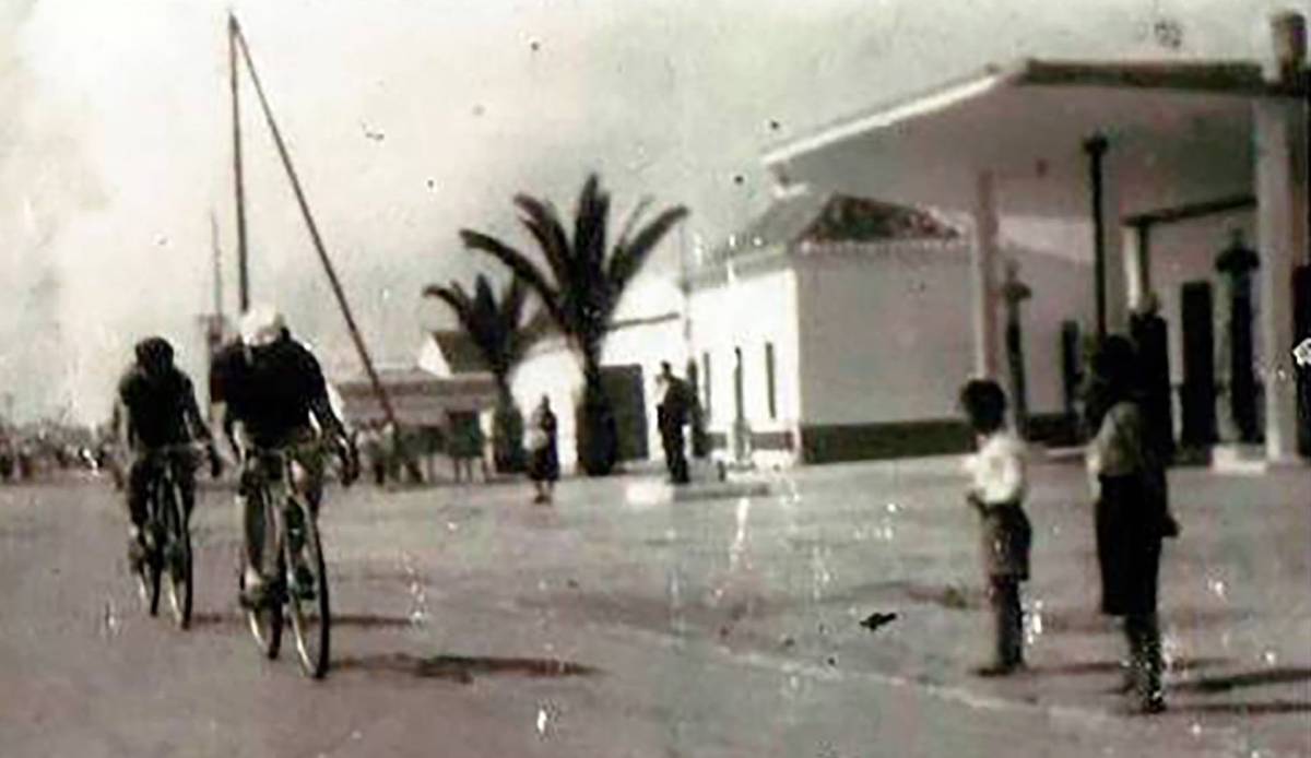 Imagen que conserva la palaciega Fina Moguer de cuando su abuelo Manolo El Pescaero pasó en la Vuelta a Sevilla por la antigua gasolinera del pueblo.