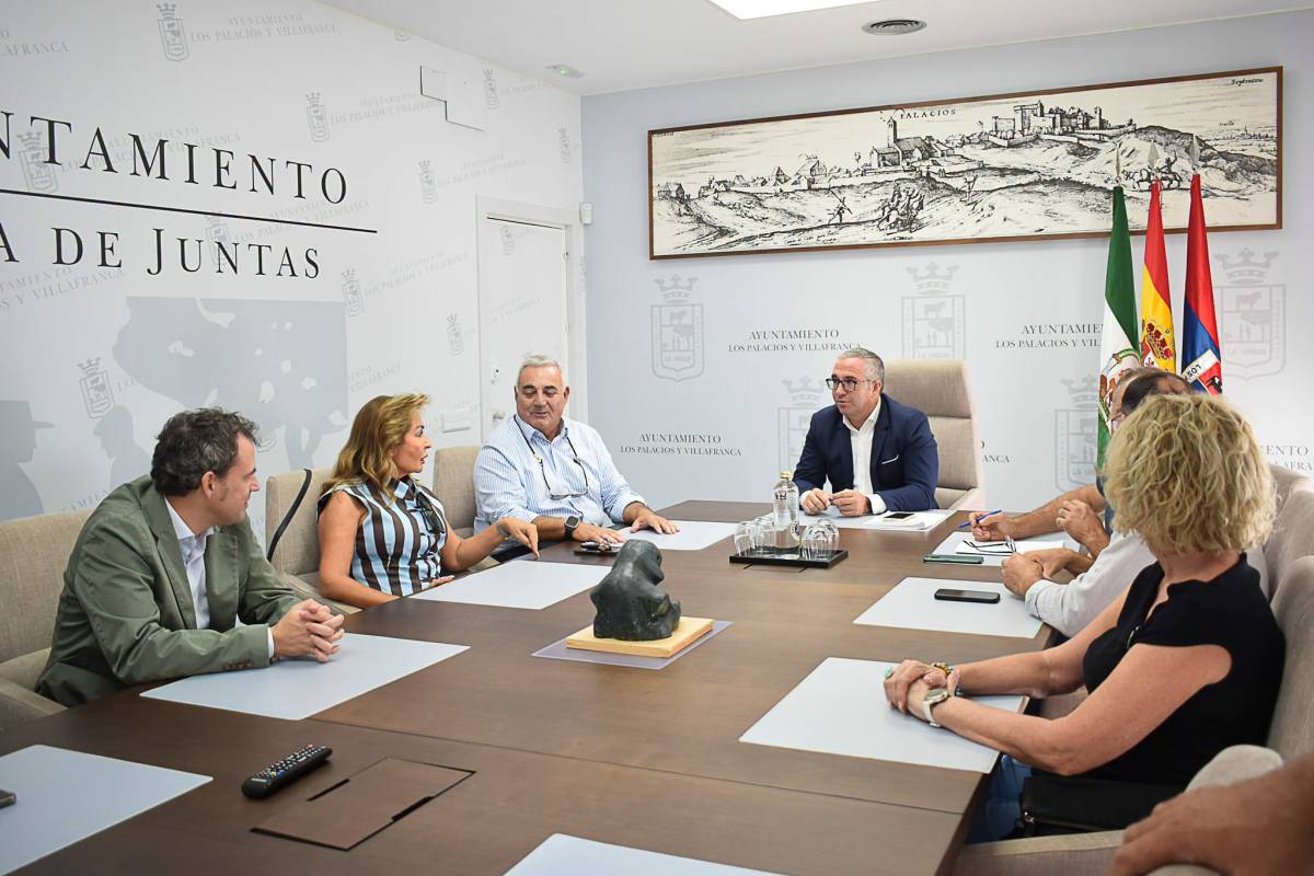 Encuentro de ayer entre los responsables de la promotora y el alcalde para firmar el convenio urbanístico.