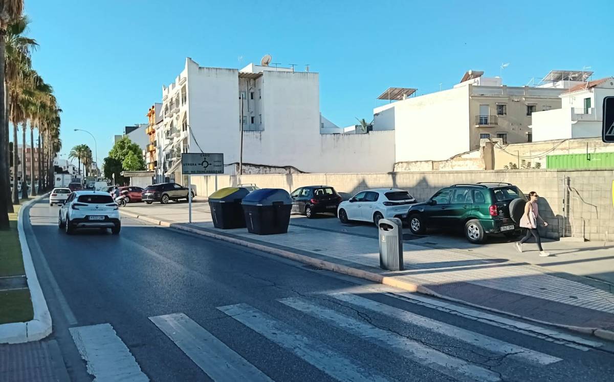 Enorme solar, ya cercado desde hace tiempo, donde se construirá el residencial, en plena avenida de Sevilla.
