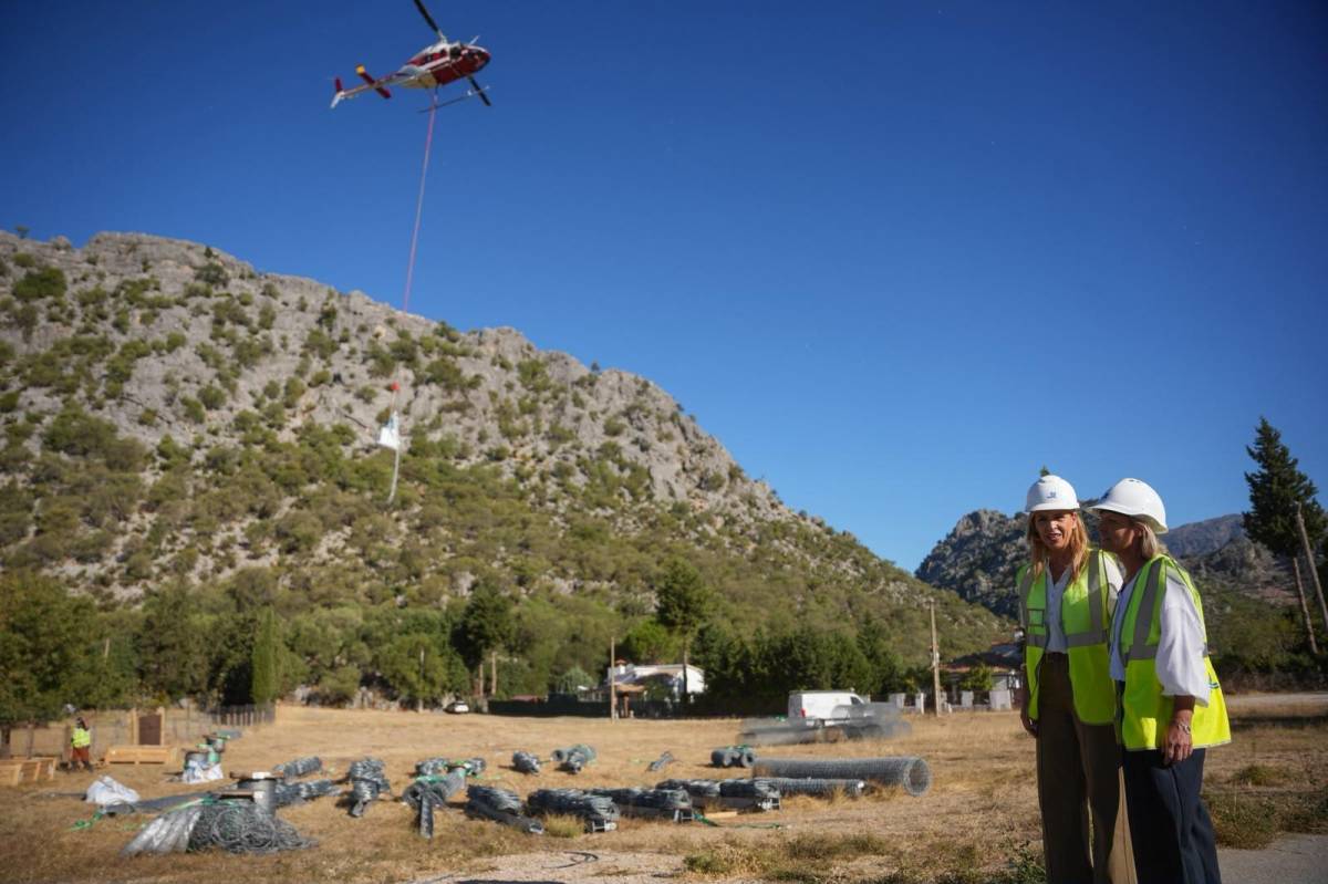 Vista del helicóptero en la labor. - Vista del helicóptero en la labor.