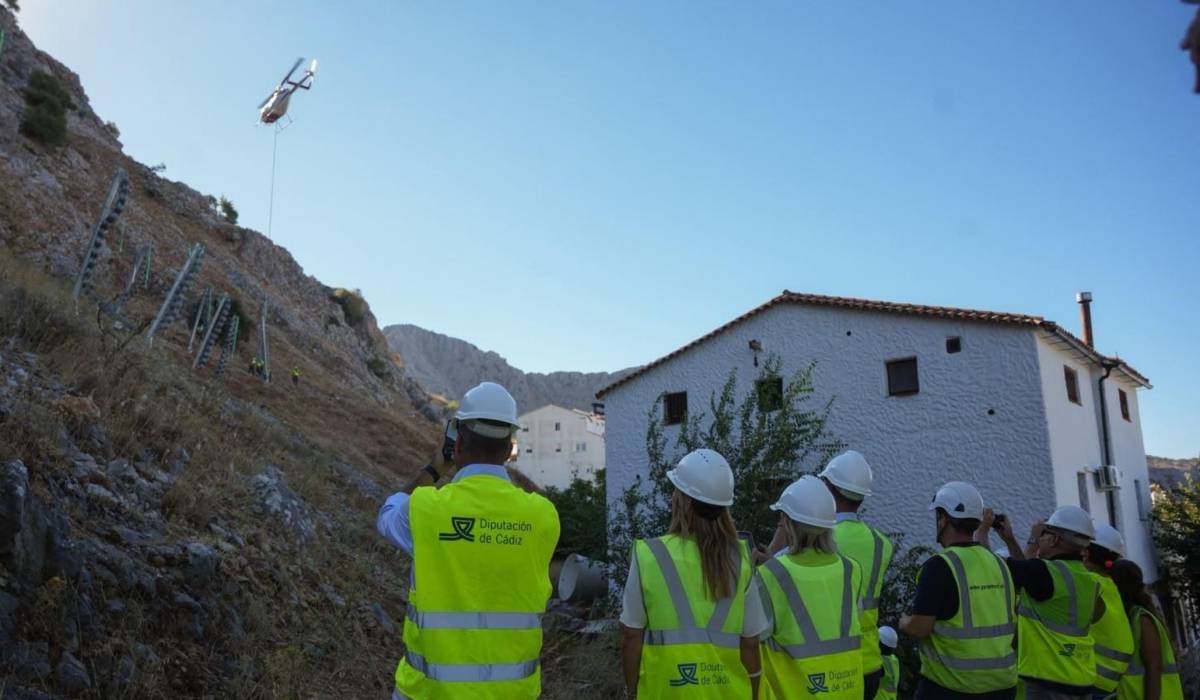 Un helicóptero lleva material hasta una ladera de la Sierra de Cádiz para evitar desprendimientos sobre más de 50 viviendas