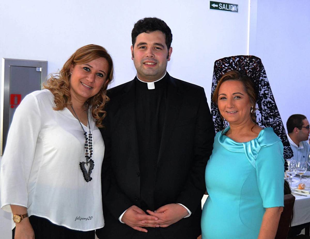 El joven sacerdote Pedro Elena con dos amigas feligresas, en una foto publicada por su hermano en redes.