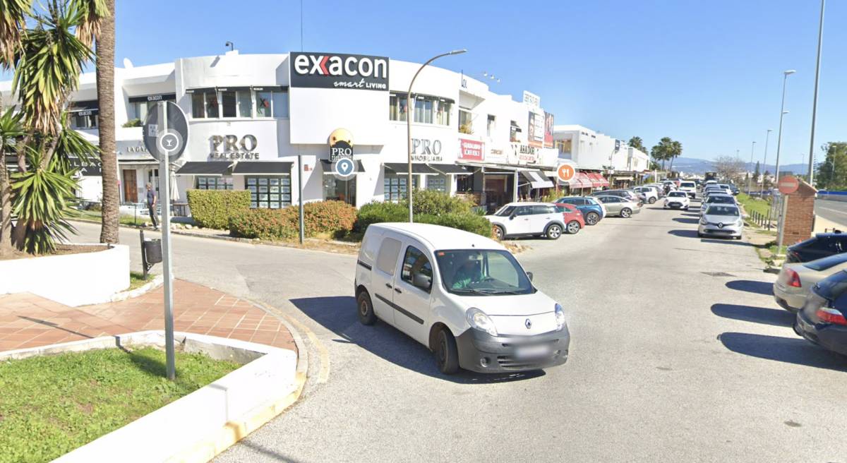 Hallan un cadáver ya descompuesto cerca de un centro comercial en Marbella: el esqueleto puede ser de una persona sin hogar