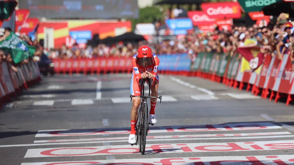 Enric Mas 'sobrevive' en la crono de El Puerto a Jerez con la cabeza ya en la montaña y tras levantar el pie 