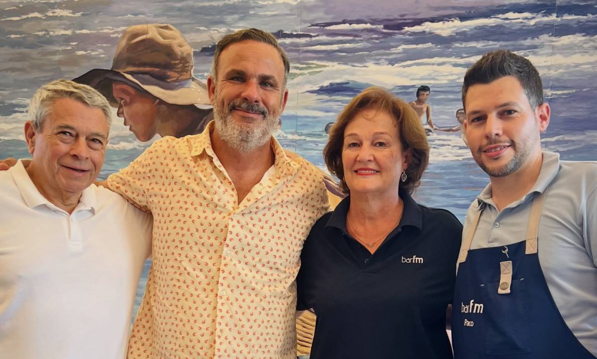 Ángel León alegra la vuelta de las vacaciones a los dueños del bar de Granada donde alucina José Andrés