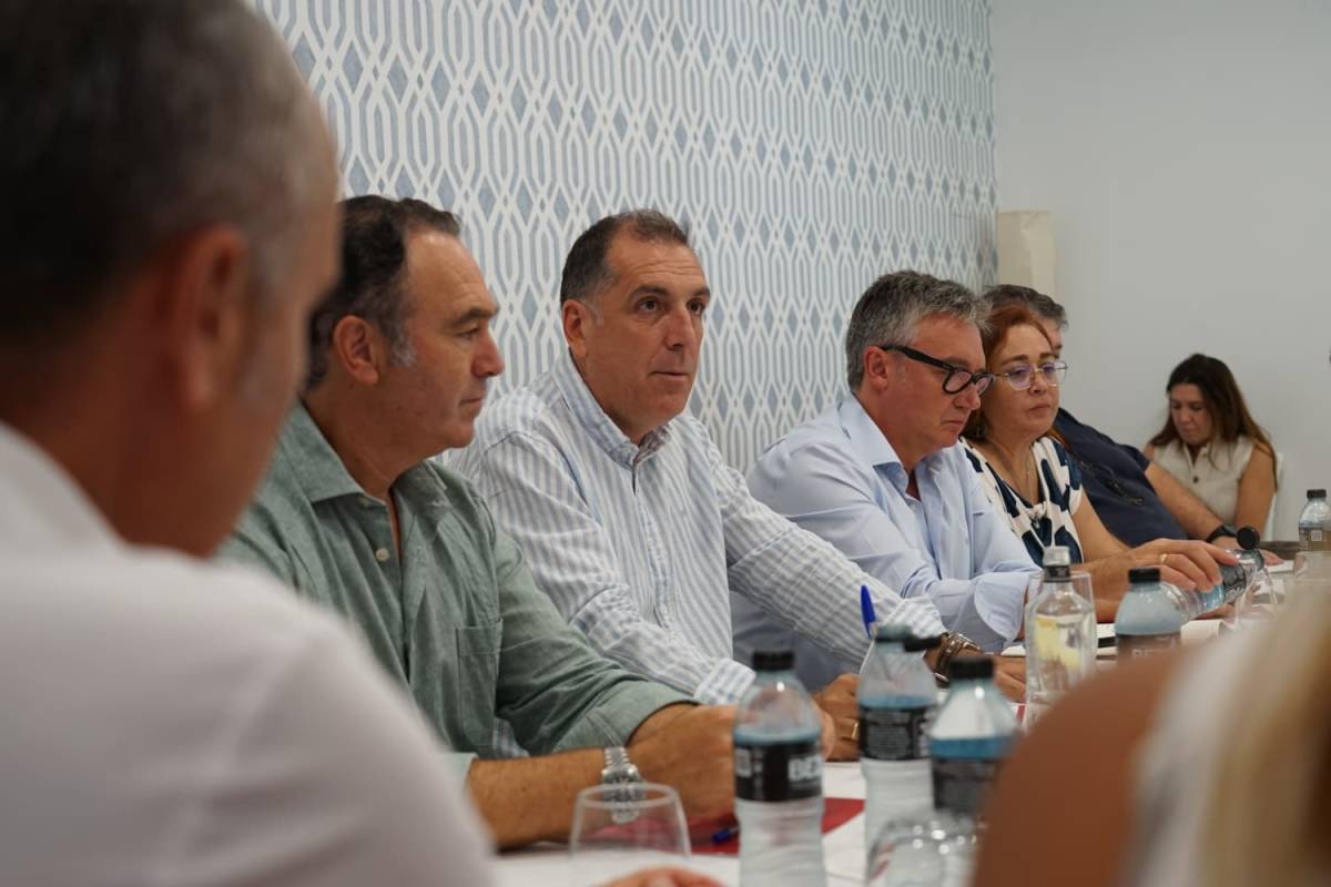 Samuel Vázquez, en el centro de la imagen, junto a Manuel Gavira, días atrás durante su reunión en Algeciras con sindicatos policiales