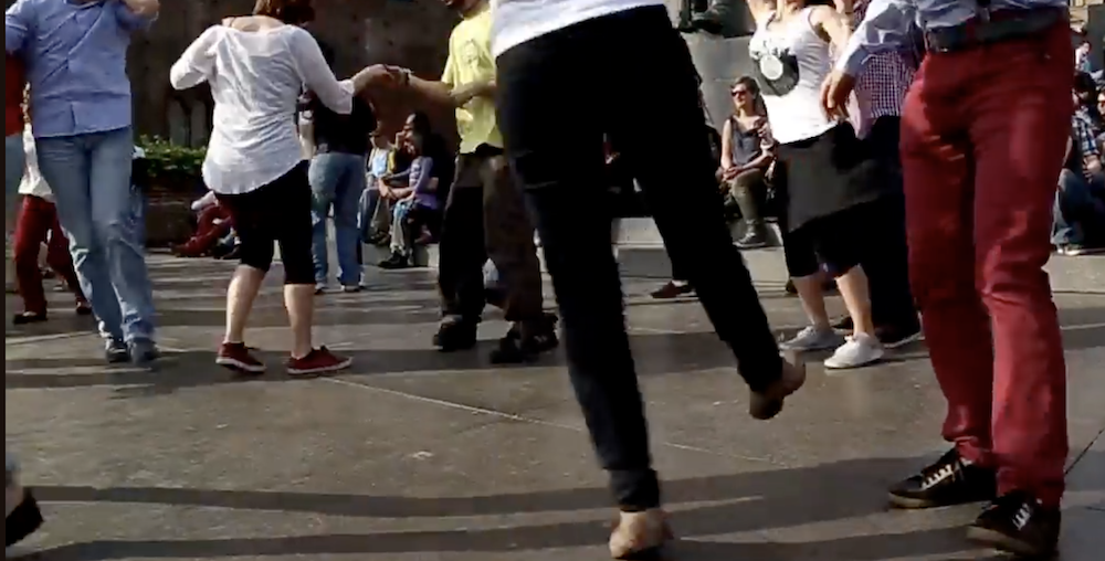 La chica que bailaba por la calle