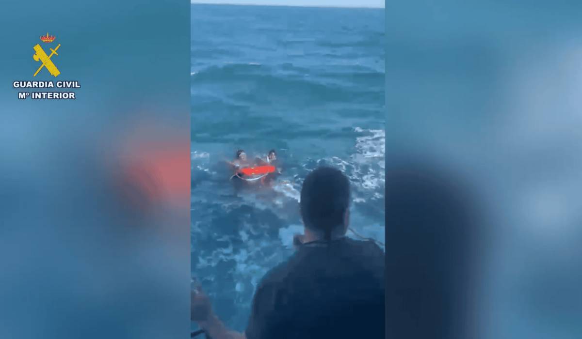 Rescate contrarreloj de tres jóvenes a la deriva frente a Santa María del Mar en Cádiz