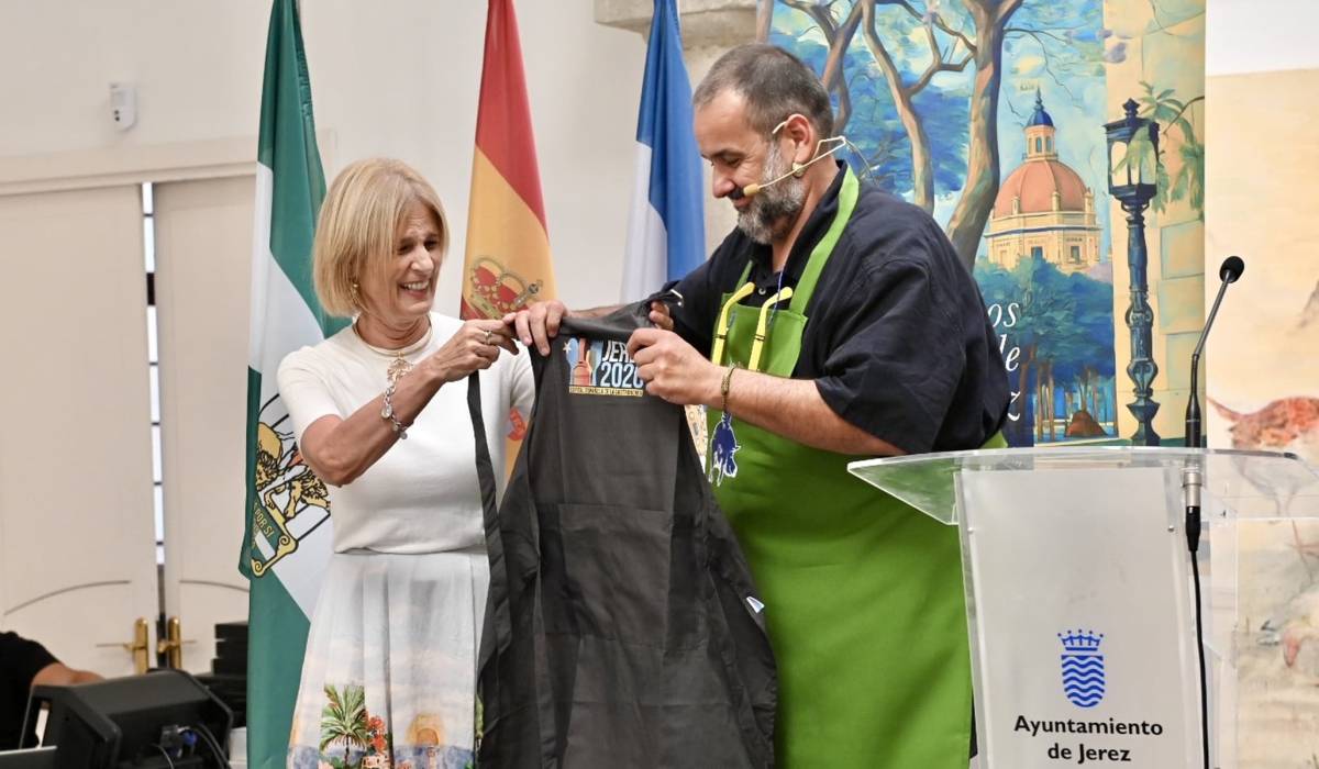 La alcaldesa junto a Robin Food, en la apertura de los Cursos de Verano en Jerez. - La alcaldesa junto a Robin Food, en la apertura de los Cursos de Verano en Jerez.